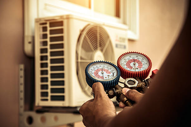 Professional Hvac technician working in Alvord, TX